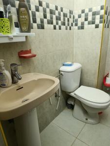 un baño con inodoro y lavabo en Ouadlaw, en Oued Laou