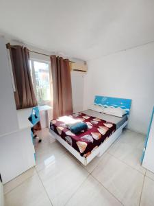 a small bedroom with a bed in a room at Cozy South in Mahébourg