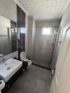 ein Badezimmer mit Waschbecken, Dusche und Toilette in der Unterkunft Marsin Hotel & Bungalows in Kyrenia + 22 Fotos