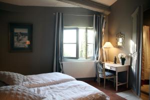 A bed or beds in a room at La Maison sur la Colline
