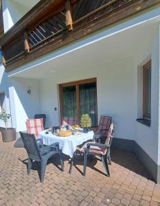 a patio with a table and chairs on a patio at Ferienwohnung Haus Ebner in Patergassen