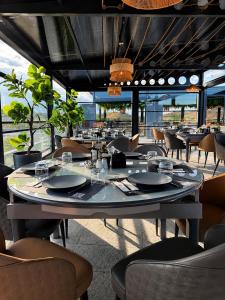 ein Esszimmer mit einem großen Tisch und Stühlen in der Unterkunft Grey Star Hotel in Negotino