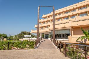 サ・コマにあるHotel Caprice Sa Coma Parkの建物の前に歩道がある
