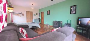 ein Wohnzimmer mit Sofa und Flachbildfernseher in der Unterkunft Oceanview room in Ponta Delgada
