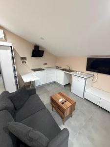 ein Wohnzimmer mit Sofa und Tisch in der Unterkunft Marsin Hotel & Bungalows in Kyrenia