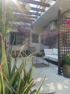 a living room with a couch and a table at the garden house in Dhaskalión