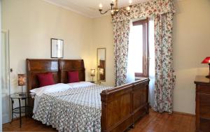 - une chambre avec un lit et une fenêtre dans l'établissement Claudio Appartamenti, à Bardolino