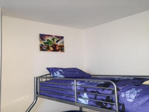 un letto in una stanza con un dipinto sul muro di Park Drive TownHouse a Manchester
