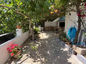 a garden path with a tree and a table at Casa Rural El Castillo in Málaga