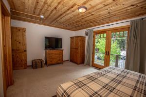 a bedroom with a bed and a flat screen tv at Bonanza By Hauserman Rentals in Tahoe City