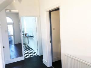 un pasillo con suelo a cuadros en blanco y negro en Park Drive TownHouse, en Mánchester 97 fotos más