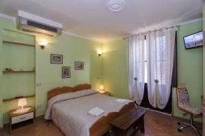 1 dormitorio con 1 cama y una ventana con cortinas en Il Ponte Affittacamere, en Lucca