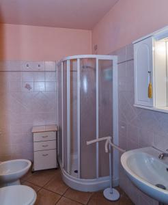 a bathroom with a shower and a toilet and a sink at Il Ponte Affittacamere in Lucca