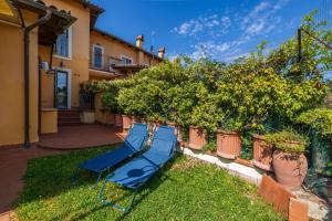 a blue bench in the yard of a house at Aiuola133 in Cetona