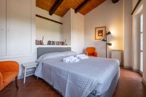 a bedroom with a bed with two towels on it at Aiuola133 in Cetona
