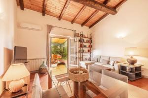 a living room with a couch and a table at Aiuola133 in Cetona