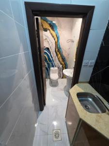 a bathroom with a sink and a toilet at فندق مواسم الخير in Al ‘Azīzīyah +12 photos