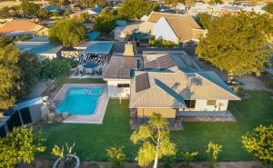 Luftaufnahme eines Hauses mit Swimmingpool in der Unterkunft DIE Stoep in Uis