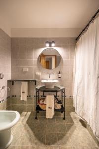 ein Badezimmer mit Waschbecken und Spiegel in der Unterkunft Peninsula Petit in San Carlos de Bariloche