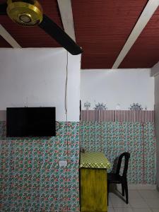a room with a table and a tv on a wall at Playa Zen Rodadero in Rodadero +55 photos