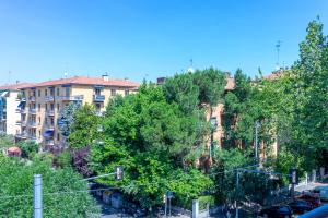 eine Draufsicht auf eine Straße mit Bäumen und Gebäuden in der Unterkunft Lamagia in Bologna