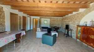 a living room with a couch and a table at JesiGreen House in Iesi