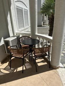 a table and chairs on a porch with a table and chairs at Villa Del Sol in Golem