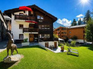 ein Haus mit einer Pferdestatue im Hof in der Unterkunft Tiny House IBEX in Saas-Fee
