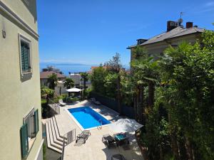 an overhead view of a swimming pool next to a building at Nautico apartment with swimming pool in Opatija