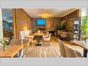 ein Esszimmer mit Tisch, Stühlen und Fernseher in der Unterkunft Christiana's Wein & Art Hotel in Bernkastel-Kues