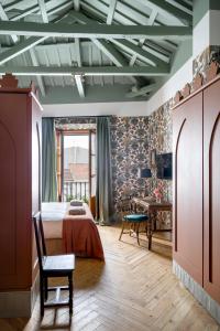 a bedroom with a bed and a desk in a room at Hotel Boutique Casa Treviño in Campo de Criptana +115 photos