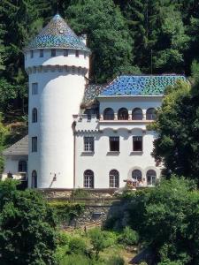 a large white building with a tower on top of it at Ferienwohnung Villach Süd in Villach