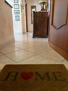 a welcome mat on the floor of a hallway at Casa Noemi in Sperlonga