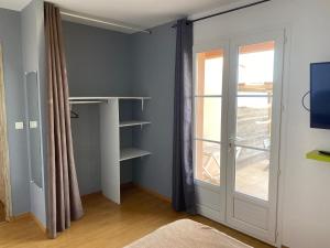 a room with a sliding door and a window at Studio in Brando