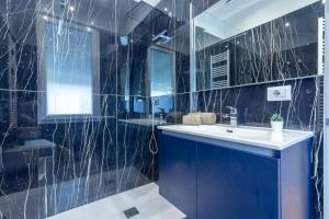 Ein schwarz gefliestes Badezimmer mit Waschbecken und Dusche in der Unterkunft Lamagia in Bologna + 86 Fotos