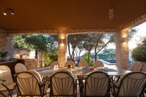 a dining room with a table and chairs at Vila Veslo in Begovići