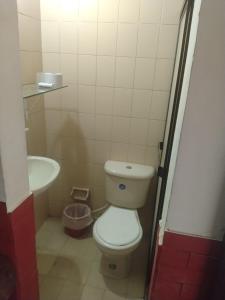 a small bathroom with a toilet and a sink at Habitación Doble, Baño Privado, 4 Cuadras Del Rodadero, Zonas Comerciales in Gaira