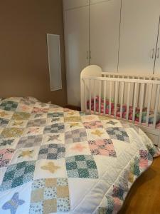 ein Babybett mit einer Decke darauf in der Unterkunft Kattby in Hammarland