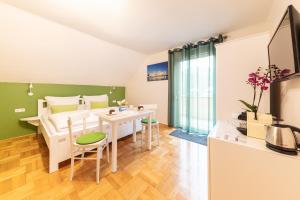 a living room with a kitchen and a dining room at B&B Gösselsdorfer Seeblick in Sittersdorf