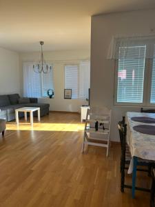 ein Wohnzimmer mit Sofa und Tisch in der Unterkunft Kattby in Hammarland
