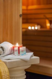 a candle sitting on top of a pile of towels at Hotel Rotondo in Trogir