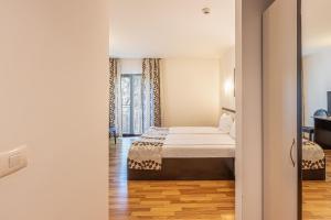 a small bedroom with a bed in a room at Hotel Anina in Techirghiol