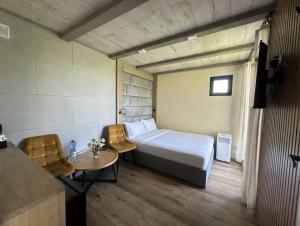 a bedroom with a bed and a table and chairs at Pensjonat Bobrowy Dwór in Szelków Stary