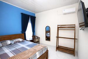 a bedroom with a bed and a window at Griya Mentari Homestay in Yogyakarta