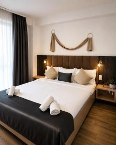 a bedroom with a large bed with two towels on it at Casa Acati Venus in Venus