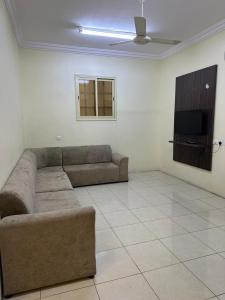 a living room with a couch and a flat screen tv at رحيانه ابها in Abha