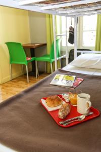 - un plateau de nourriture sur une table dans une chambre dans l'établissement Le Montclair Montmartre by River, à Paris