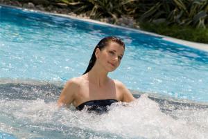 una joven está en una piscina en Hotel Quisisana Terme en Abano Terme