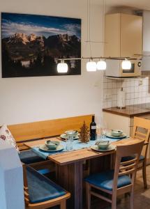 a kitchen with a table with chairs and a dining room at Ferienwohnung Salvenblick in Söll