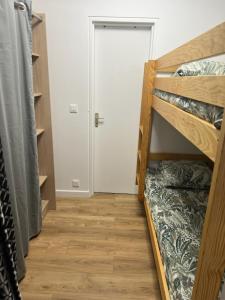 a room with two bunk beds and a door at appartement T2 climatisé proche centre et plage in Cavalaire-sur-Mer